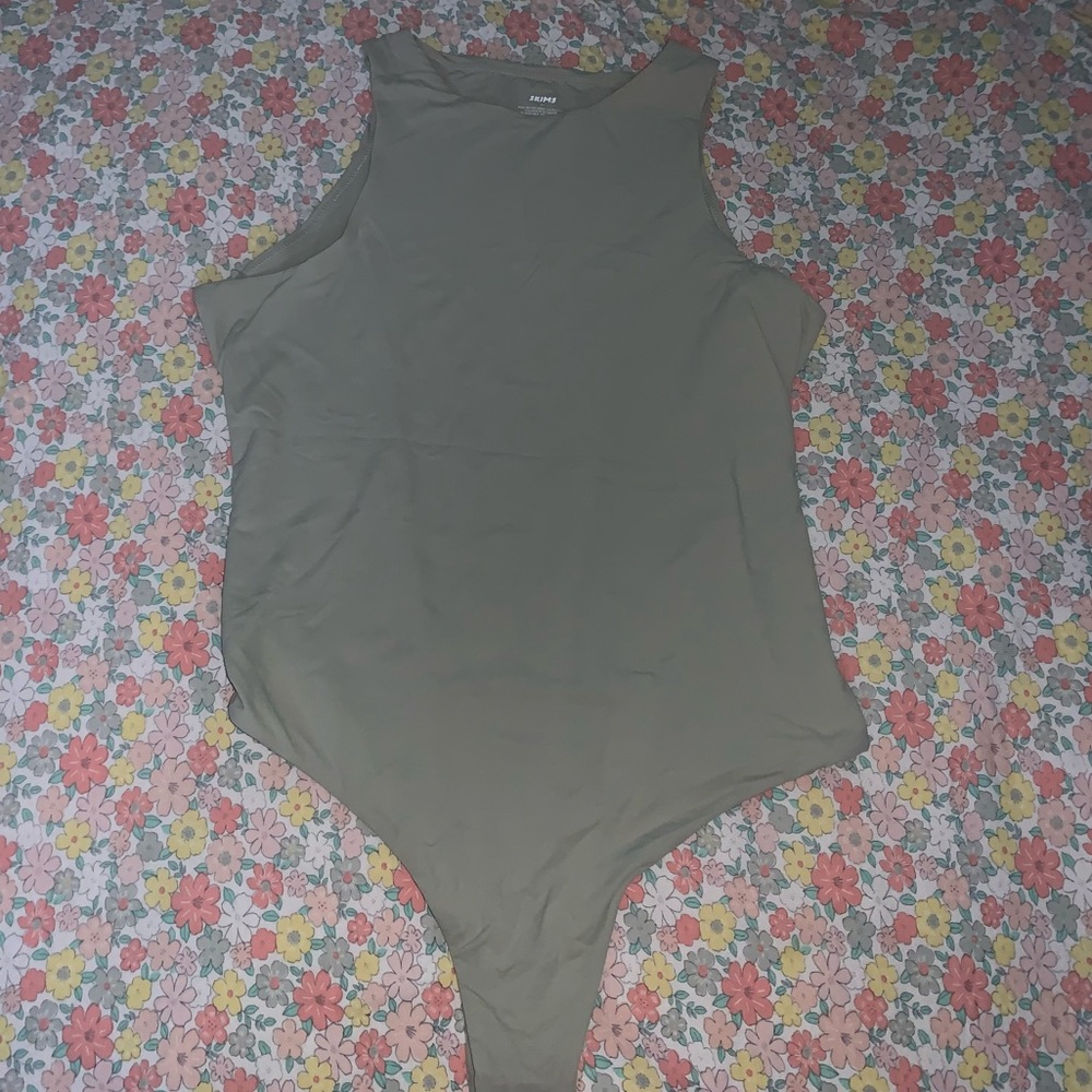 ✿ skims fits everyone bodysuit in talc ✿